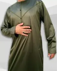 Qamis Emirati Tissu Precious Vert Kaki Sans Col Fermeture Zip – Image 2