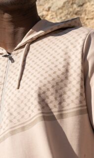 Ensemble Qamis Court Beige Impression Keffieh avec Capuche Qaba'il : QUDS – Image 2